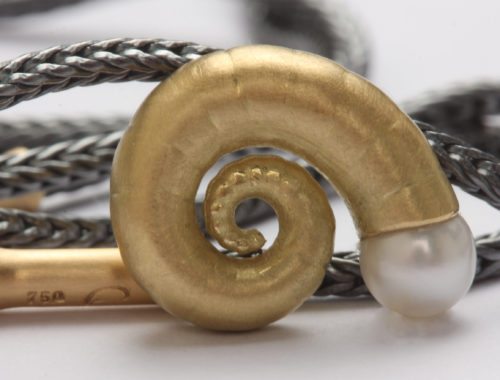 Anhänger "Nautilus" in Gold mit Perle